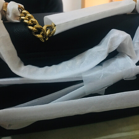 外观颜值：黑色很正啊，黑金搭配OK，我买过好多包包来着，主要都是黑色毕竟百搭嘛，下单时也考虑了红棕色也超级好看，但是想到百搭嘛又卖了黑色，下次可以再入手个红棕色嘻嘻
材质手感：荔枝纹的纹理，边边上是绒，摸着超级舒服，链条质感很足！
容量空间：日常出门足够了，化妆品啥的都能放的下
做工细节：五金OK，包裹的非常严实，避免产生磨损
其他特色：其他特色…小CK，学生党好物推荐！