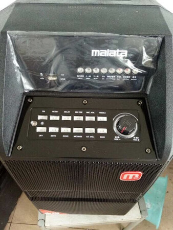 声音真的特别大，人靠近音响都感觉自己在震动，买来作为学校的广播用的，学校算在小闹区，四千平米的面积完全可以听到，一般的活动有它就够了，如果左右各摆一个和大型活动的音响没区别，这款18寸比15寸的强了一倍不止