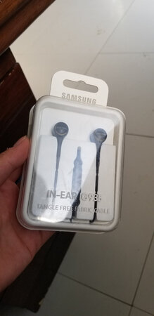 第三次给三星只给三星，明显是换货商品，包装上各种划痕，商品主体上有一块污渍。在我这里三星的配件商把三星的牌子给砸了。购物体验极差。