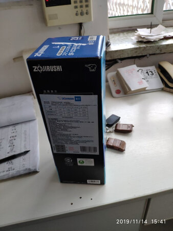 一直想要买个保温壶，看了好多品牌，国产和虎牌都看了，最后选了象印！做工精致，手感好。是我喜欢的样式，打开看了一下，双层盖子，杯子里面有涂层，问了客服说是树汁图层，为了保温设计的。杯盖那个倒水的设计，非常好，安全卫生。壶身上有提手和背带，方便携带！回来特意烧了一壶开水，晚上9点灌进去，第二天还烫嘴，保温效果非常好！！