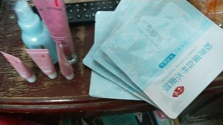 东西收到了，物流也很快，感谢店家赠送了小样BB和面膜，一直都用的这款BB防晒霜很好用，赠送的面膜也很好用昨晚上己了一个了，补水效果很好！拿掉冼脸后感觉脸上很润很光滑，总之大爱