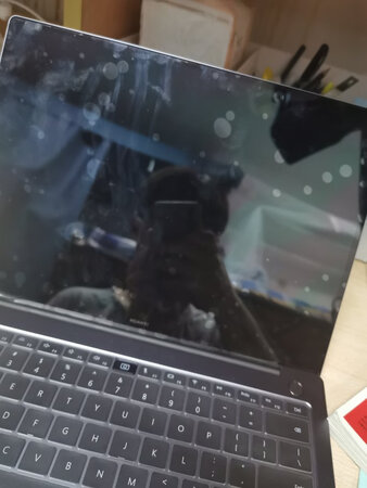 如果自己贴膜的话就不要买了，贴出来全是气泡，买个教训