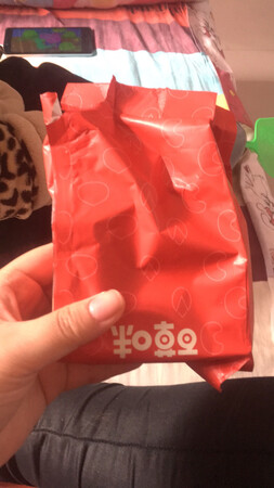 坚果很好吃。买一送一一共120元。还行  里外两个袋子装着。外面纸袋子 里面锡纸的那种。就是量不太多。味道不辣是 小孩也能吃的。大人老人小孩都能吃。味道挺好的。不过没有辣味道的。大人吃着不过瘾。里面有一袋防腐剂。这是每个小袋装一种味道的。包装就是大礼包盒子那种。过年过节送礼很合适。红色包装的