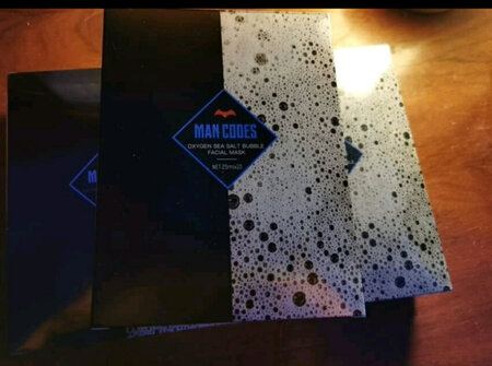 开心，上午下单，下午就到啦！物流杠杠的，包装也很好哦，是朋友推荐过来的，客服小姐姐人也非常 nice，今晚就可以用啦，哈哈哈，效果待会追评
产品质感：质感挺好，未见异常
使用感受：凉凉的很舒服
补水效果：补水效果，敷的时候挺水润，敷完片刻也挺水润，不过持续时间不长。
