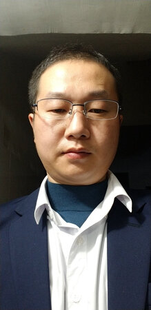 东西收到了很好，就是领口设计成V型的就完美了，再设计点花色，图案。