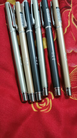 笔已收到，外观设计不错，手感很好，书写笔迹流畅。孩子很喜欢。就是刻字刻在相同的颜色上了。不够严谨