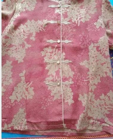 衣服面料超好，上身效果杠杠的，与描述相符，无色差，妈妈很喜欢