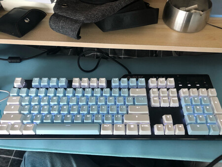 物流很快，键帽包装不是很好，拿到手的时候装键帽的塑料松散了一点，ESC键那边的塑料已经碎掉了，不过还好键帽没有什么损伤。手感与透光程度跟原装键盘上面的键帽相差无几，很赞！附上自己装好的键盘(浅色键帽配上白底的键盘应该会更好看)