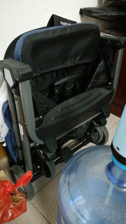 收起来真的很小，很结实，安装也很快。客服非常非常贴心，百问不厌烦。第一次下错单退货没二话。我已经买了两辆了。第一辆全塑料的很轻，这件有点重，楼梯房不建议。电梯房强烈推荐，非常结实，安全，抗震好。而且很时尚，就是有点重。