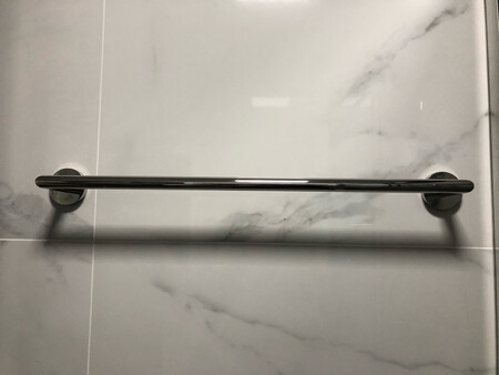 摩恩的浴室挂件不愧是大品牌，质量过硬。镀层光亮，拿在手里沉甸甸的，而且样式也大方。这次新装修，两个卫生间都用的摩恩浴室挂件，一套装下来效果很不错。在京东买，方便实惠，东西和实体店一样，还送货到家，希望能有好的售后服务，就更放心啦！