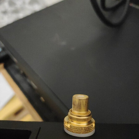 这机就是二手的吧，测试插一次能黑成这样？用全新的价钱买个二手货，京东也就这样了