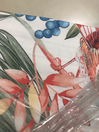 买了一条富安娜的鹅绒被，大尺寸的，质量非常好，趁着双十一打折入手富安娜的全棉四件套，超级划算！四件套收到后，包装的非常好，全棉质地，厚实！一看就是正品！花色和图片一样，清晰，颜色鲜艳！好看！富安娜的四件套非常大气，铺在床上花色也太好看了吧！大花形，富贵！被套、枕套做工非常精良，没有多余的线头！触感非常细腻的，棉的好像还带点拉毛！没有异味，打算明天洗洗就可以用了！赞！一定还会回购的，大牌就是大牌啊！