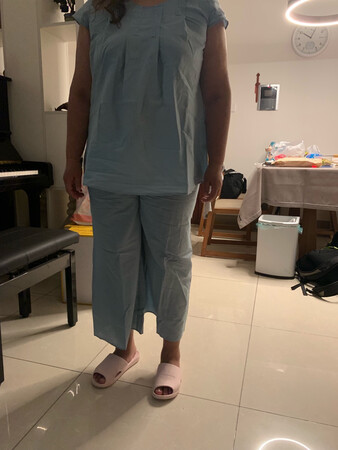 质地很轻薄，穿在身上很凉爽，特别舒服。穿上有点显胖，但是睡觉穿的，舒服就好~