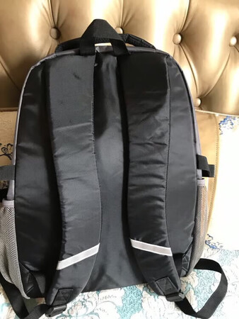 书包双肩包孩子喜欢，颜色也可以。就是背带那里感觉没有减压，