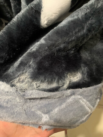 别的我就不想多说了，一直相信京东自营的东西！谁能给我解释一下这是什么？！也不是几块钱的东西！就是这样的吗？本来拿到想要晾一下，这晾一下的真的是太好了，我都不知道该说些什么！如果只是脱线我就什么都不说了，这算怎么回事！还能再差点吗？