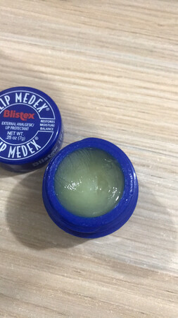用着效果挺好的，刚开始用不知道是不是过敏，嘴唇边上有一层薄薄的皮，用了几次就好了，晚上睡前涂上，第二天嘴唇嫩嫩的