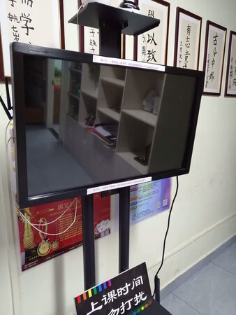 外形外观：做工精致大气磅礴
运行速度：运行速度快，非常流畅
屏幕音效：屏幕清晰，音效好
尺寸大小：尺寸合适，显示效果不错