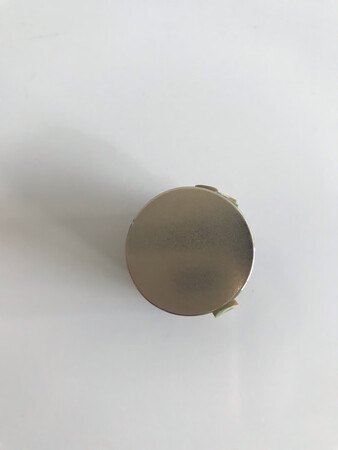 质地很好，是磁铁石。 有3M背胶。小圆片很适合粘贴小物件。可以轻松取卸。每两片之间都夹着塑料片。容易分开。试用了一个，吸力可以。又拍了一个大片的。店家发的快递，这个价格挺优惠的。总共是十片，两片不小心沾到了一起，费了很大的劲才分开。表面光滑，就是得小心，会摔碎。