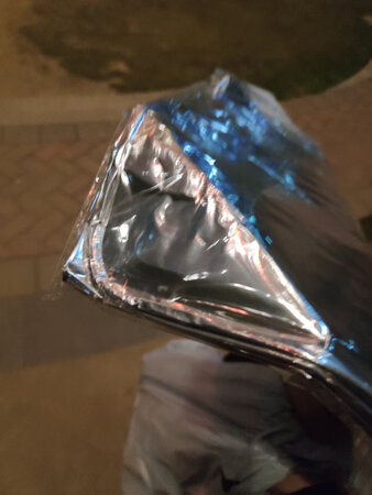 大家看下，没有任何包装，跟其他的物品一起打包送过来的，小的可怜，就一张锡箔纸还卖这么贵，完全变形了，揉的跟纸一样皱巴巴的，这还能用吗？