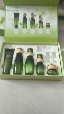 这是第三套了，冬天用可以，夏天有点油，油性皮肤！