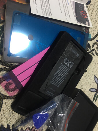 物流很快，没在意动态就突然到了，快递包装完好，拆开后仔细检查了一下电池外观，四个角平齐，没有毛刺，感觉做工还可以，安装工具很齐全，但是满满的塑料质感，用起来还不错，六角螺丝刀，还不错，用起来很顺手，拆机教程一般，萌新一般看不懂，电池拆胶需要一点技巧，傻用力容易弄断白色封胶，全装机第一次拆机发现还带防水黑胶，这才发现电池居然贴心的带了一套防水胶，安装难度大，萌新不要轻易尝试，有没有防水胶作用不大。半个小时换好电量就剩5％，充满电一切正常。使用五天后综合评价，电池容量中规中矩，可以轻松使用一天，值这个价，店家服务到位，强烈推荐。