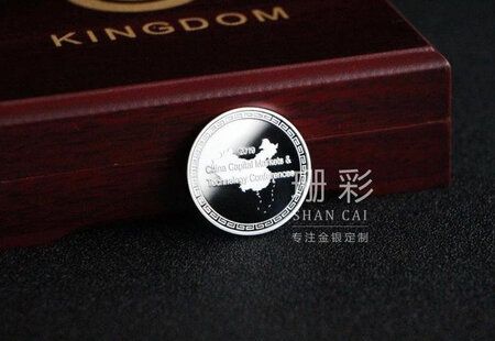 定制的图案，包装精致不说，银币做工更是精致万分，雕刻纹路清晰，十分有纪念意义！很赞，我和领导都觉得不错。