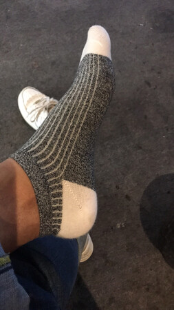 第一次买南极人的袜子，以前买的都是比较新潮，看上去颜色很鲜艳的。总以为南极人应该是很板正，不潮流的款式，没想到，第一次浏览到这款袜子的时候一眼就相中了，5种颜色，每个颜色两双，而且也是5种不同的卡通头像，很喜欢，不张扬，很耐看。袜子的松紧程度刚刚好，不会往下滑，而且舒适感很好，不磨脚，很软。穿了5，6双了才来评价的。性价比太高了，以后还会买南极人的袜子。