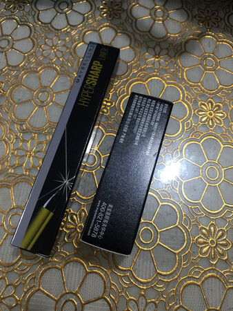 唇膏颜色很正，适合日常生活，不夸张，淡淡的就很漂亮，很满意哦