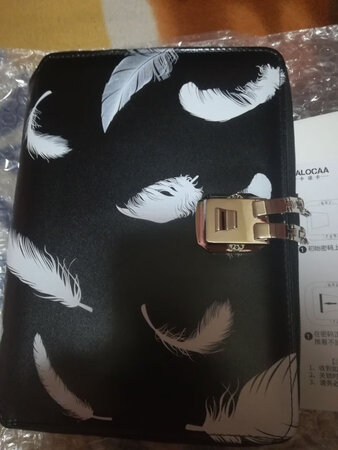 本到了，外观和描述一样的，好看，里面的纸质也很好，密码也可以自己设置的。总体很好。嗯……就是拉锁有那么点小松。
