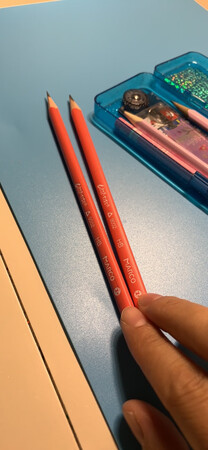 做工质感：非常好，第1次买这个日本进口的铅笔，觉得还是很好用的，下次还会继续买。
尺寸大小：大小没有问题，握笔很好握，孩子用了很方便。
便携性能：嗯，这个当然是没有问题的啦，和其他的铅笔都一样很好使用。下次会继续买的。
