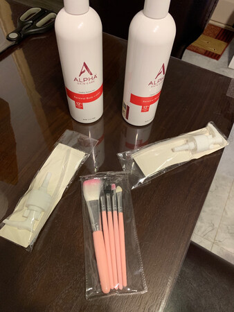 还送了个女士化妆小工具 没用过这个牌子的 不知道除鸡皮效果好不好 不过百分之12的果酸也该不会差