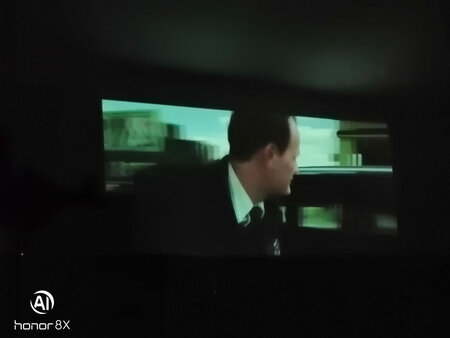 其他特色：    
特意用了一段时间来评价，东西很满意，买投影仪要看使用需求，追求便携性的，非这个机型莫属，自带电池可以用2到3个小时，清晰度可以接受，个人认为便携性要比什么4K重要的多，更高清的只能在家里接电源使用乐趣少了很多，毕竟家里固定使用现阶段还是电视感观更好，投影就是想带到外面去灵活使用的。机器亮度也不错，有点光线也不影响使用。店家认真负责，售前售后服务态度都很好，真是值得购买。