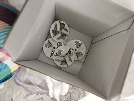 收到货了，试了试感觉手感挺好的，是正品，四个刀头够用了。愉快的一次购物。
