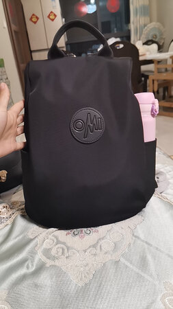 和实体店的一模一样，看着不显大，但是可以装很多，华为14寸的电脑塞一塞可以放进去，不放电脑两边口袋就能放进500ml水杯，放了电脑水杯可以放里面，还能再放基本书，容量很大，重点是容量大看起来还是很秀气，这点难得，