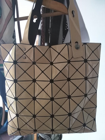 包包和图片一致，材质稍有些硬，适合夏天背。做工细致，五金坚固。但是不能装太多东西，鼓起来会破坏包包的几何纹样，影响外观。希望能背的久一些。