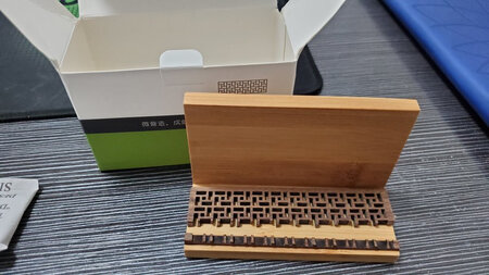 不知该怎么说了，京东第一次这末差的包装，木质雕花这么细致的物件，什么防护都没有，就一层包装盒，所以坏掉了