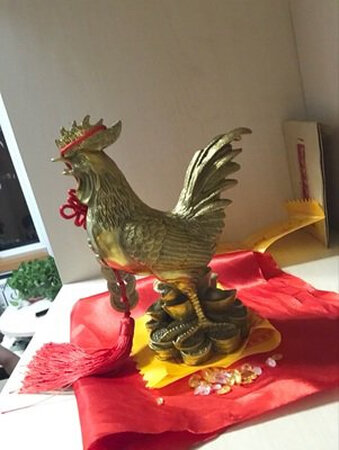 元宝福鸡收到，做工很精致，羽毛做的都很逼真。谢谢店家，还送了一串铜钱。希望铜鸡为家中招来财气。