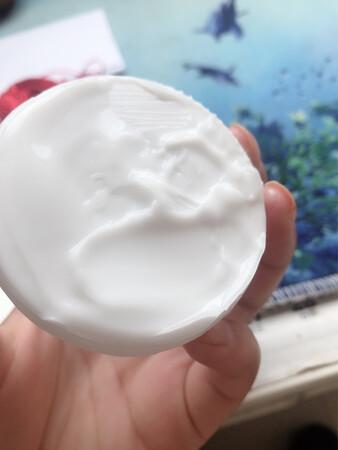 挺不错的瘦身霜，滋润度挺好的，味道也是蛮好闻的，上面有使用技巧，用起来更顺手，生完小孩，整个人胖了几圈，希望运动配合瘦身霜能让我慢慢恢复