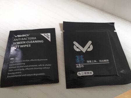 小娃娃老是把相机翻出来乱玩，突然发现镜头花了，一看全是脏，这可是我高价回收的饼干啊，买了干湿镜布，气吹吹，镜布擦，可算闹干净利落了，直接干布擦不净油花画手印，湿布又会有水渍留在周边，还是俩搭配起来不错。而且都是单独包装，相机包常放一两对，外出使用也方便。