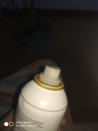 不是正品。跟我自己在澳门人肉背的不一样！喷头、水务、味道、保湿效果，完全不一样！杠精别来杠！欧缇丽的水我已经空瓶N罐了，每次都是自己去澳门人肉背的，这回是怀孕了才网上买的，结果买到一假的！假货可耻！卖假货更可耻！