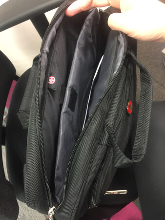 宝贝收到使用了一段时间，总体非常满意，这个价格性价比高。包包手感很好，有档次。