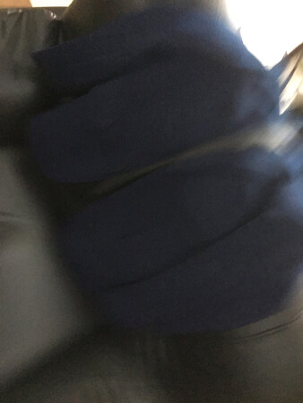 开车过隧道没收到电话通知，首先，发货速度和快递比较慢这一点不是很理想希望卖家改善。包装比较好，高大上。拆开摸一下，嗯比较厚实，颜色稍暗，没穿之前看到扣子和扣孔附近还有多余杂线，剪刀一拉，扣子掉了。心想：完了，又要出运费退货。还是试穿下吧：上身效果挺好，比较修身、显身材，穿的比较有型，听从卖家建议买稍大一码，扣一个扣子可以把大肚子隐掉还是那么有型，左边肩膀有些搁肩估计没设计好，穿一下应该会好吧。有些沾毛。这个价格差不多吧，看在有型的份上，小缺点可以接受。好评