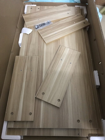 外观样式：和产品介绍一致
工艺品质：也和介绍的一致，评论里有人说是材质压缩木板，但是我并没有弄清楚，所以目前我大体上基本上100%同意。毕竟价格摆着，自己多少有点数。
安装的时候自己注意一下，对于男生来说难度应该为零，只是注意不要刮花面板。女孩子的话，也许找男朋友帮忙是最好的选择，其次是**事......anyway，我自己租的房子，布局也就这个样子了，而且我家主子很喜欢，就够了。用上了一周左右吧，目前一切都好。后续会追评，现在看不出啥来。