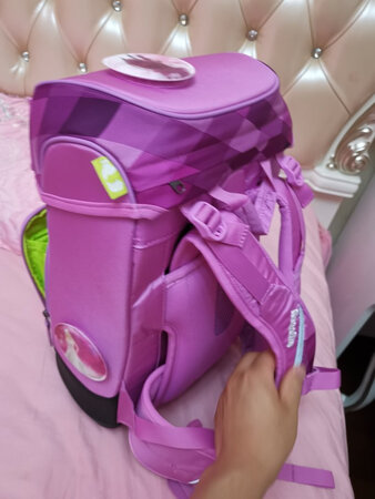产品收到，很不错！没空间很宽裕，非常适合小学生！背带能保护孩子的脊椎，非常不错，很喜欢！卖家发货迅速！