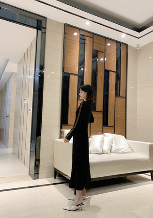 是这家店的老顾客了，每次都能带给我惊喜，裙子的弹性很好哟，修饰身材效果好，面料穿着也是特别的舒服，打底外穿都好看，黑色是百搭不会出错的款式，细节也是耐看的，布灵布灵闪闪的，看着很精致小女人的样子～穿着刚刚好合身，越来越爱上这家店啦，以后就认准你家啦，看我买了那么多次就知道，店家发货快，款式上新的也多，希望店家之后能给点优惠哈……