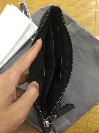 外观颜值：好漂亮
材质手感：手感不错，200块钱买不到真牛皮吧？
容量空间：够用了，出门玩玩而已什么都能带上了
做工细节：完美，
适用场合：一半
其他特色：个人觉得大小刚刚好，拿着感觉很爽