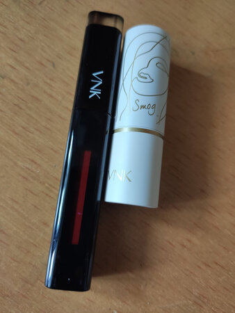产品外观：好看
保湿效果：很好
膏体气味：淡淡的香味
物流很快，颜色超好看，就是感觉有点稀，好评，同学力荐，就和同学一起拼单买了。