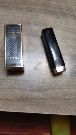按压式的，滋润型，显的人比较白。挺好的