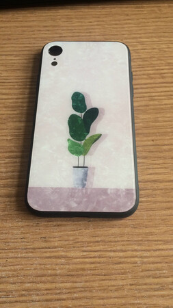 做工质感：做工细致，没有瑕疵
触摸手感：非常舒服，一点也不显厚重
颜色外观：图案漂亮，不俗气，颜色是淡粉色，很适合女生
防摔性：防摔效果好
适配性：贴合度高
其他特色：不容易磨损