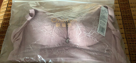 虽然看不出来是不是正品、但是做工还是很不错